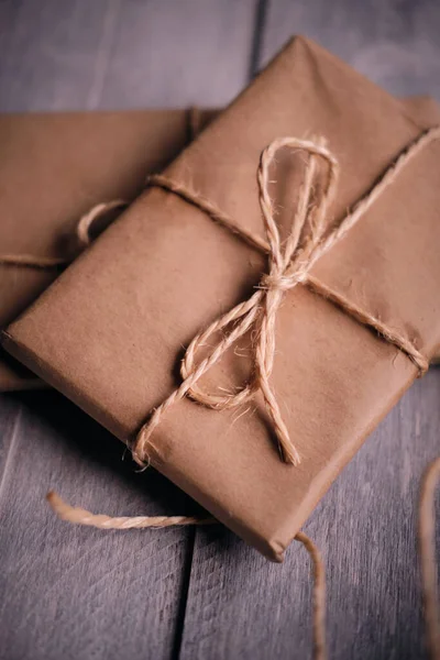 Geschenkpackung Kraftpapier Mit Rustikalem Seil Gebunden Auf Holztisch — Stockfoto