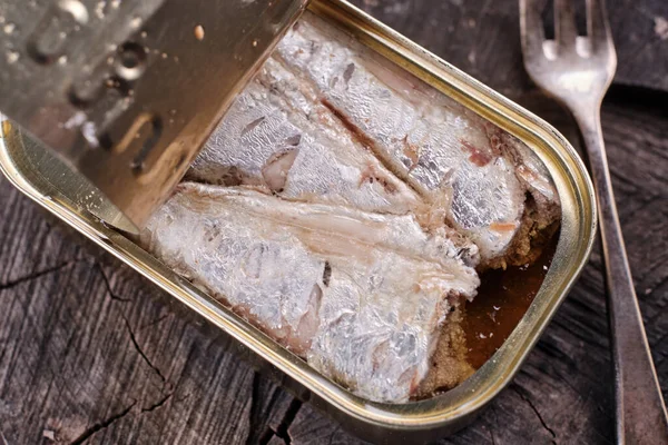 Großaufnahme Einer Dose Sardinen Auf Einem Holzstamm — Stockfoto