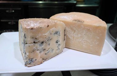 İspanya 'dan büyük bir parça peynir.