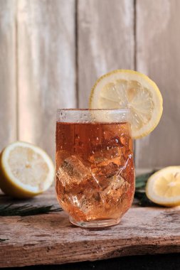 Bir bardak buzlu ve limonlu kırmızı çay.