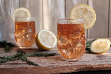 İki bardak buzlu ve limonlu kırmızı çay.