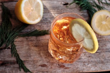Bir bardak buzlu ve limonlu kırmızı çay.