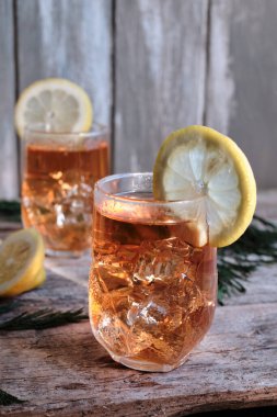 İki bardak buzlu ve limonlu kırmızı çay.