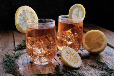 İki bardak buzlu ve limonlu kırmızı çay.