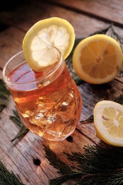 Bir bardak buzlu ve limonlu kırmızı çay.