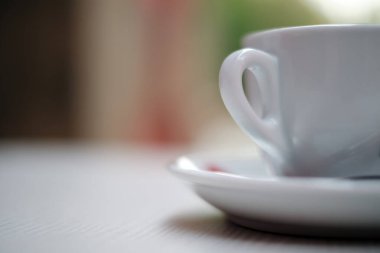 Metin için yeri olan porselen bir bardağın sapını kapat