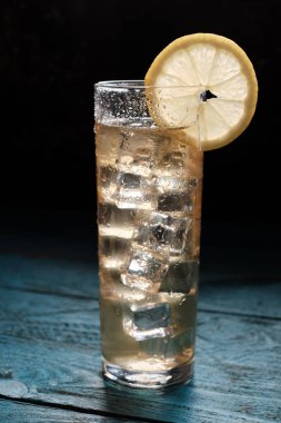 Bir bardak buzlu çay ve bir dilim limon..