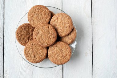 Tabakta tam tahıllı yulaf ezmeli kurabiye ve kırsal arka plan.