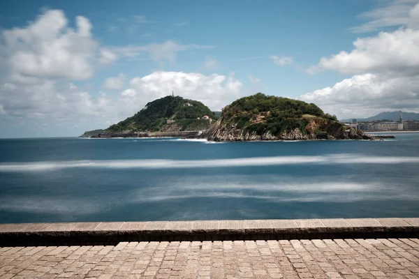 Santa Clara Adası ve Urgull Dağı manzarası San Sebastian, Bask Ülkesi, İspanya