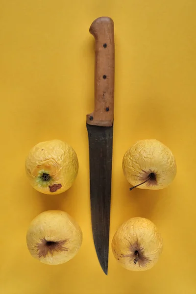 Manzanas Amarillas Maduras Cuchillo Con Fondo Amarillo — Foto de Stock