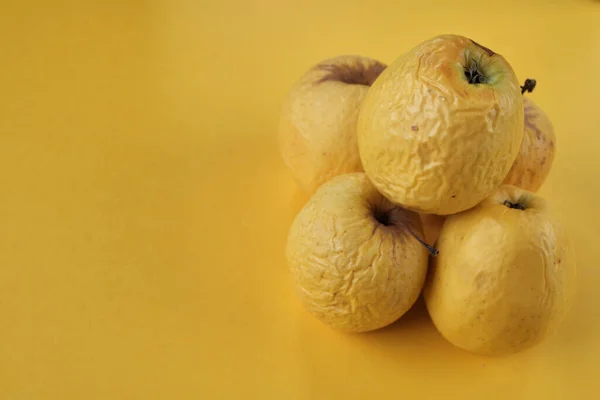 Manzanas Amarillas Maduras Con Fondo Amarillo — Foto de Stock