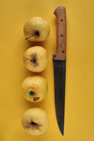 Manzanas Amarillas Maduras Cuchillo Con Fondo Amarillo — Foto de Stock