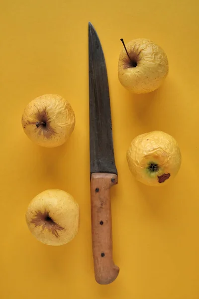 Manzanas Amarillas Maduras Cuchillo Con Fondo Amarillo — Foto de Stock