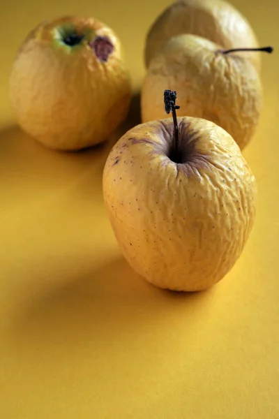 Manzanas Amarillas Maduras Con Fondo Amarillo — Foto de Stock