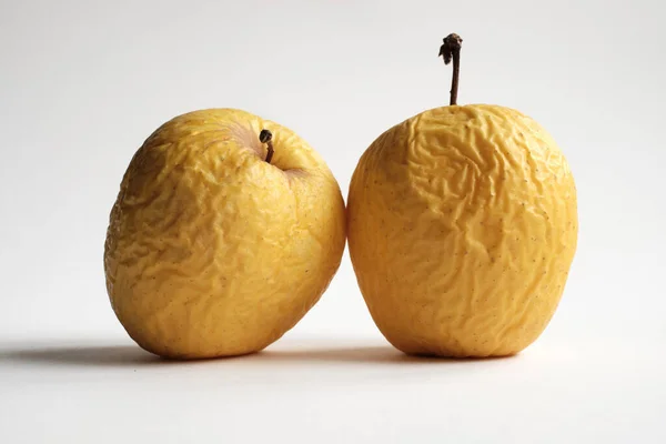 Manzanas Podridas Color Amarillo Con Fondo Blanco — Foto de Stock
