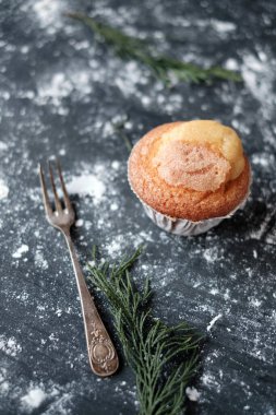 Un, yağ, şeker ve yumurtadan yapılmış kekler.