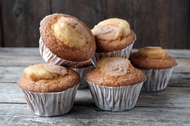 Kırsal masada bir grup ev yapımı kek.