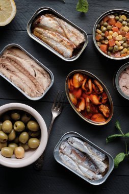 Siyah tahtadaki teneke kutuların çeşitliliği