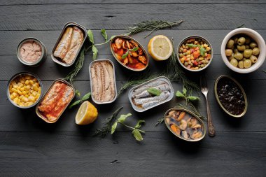 Siyah tahtadaki teneke kutuların çeşitliliği