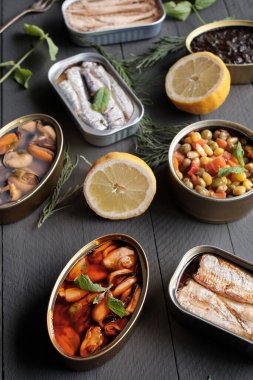 Siyah tahtadaki teneke kutuların çeşitliliği