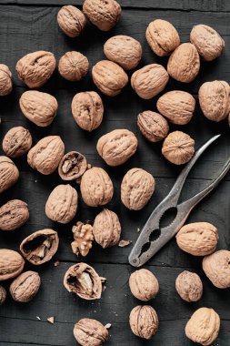Siyah ahşap masada ceviz ve fındıkkıran