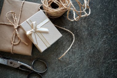 Kraft ve beyaz kağıda sarılı hediye paketleri