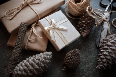 Kraft ve beyaz kağıda sarılı hediye paketlerinin yakın çekimi