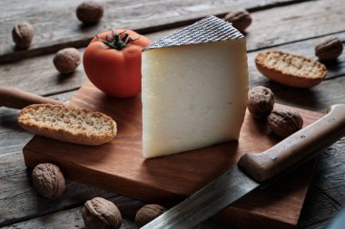 Pişmiş peynir, fındık, rustik ahşap üzerinde kızarmış ekmek