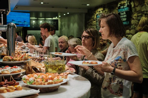 San Sebastian Spanien Juli Touristen Beobachten Und Essen Die Pintxos — Stockfoto