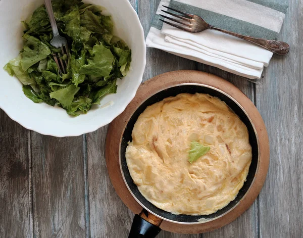 Spansk Omelett Pannan Och Sallad Och Lök — Stockfoto