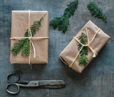 Kırsal seramik üzerinde kraft kağıdı ve makasla sarılı hediye paketleri