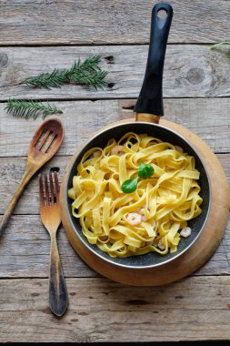 Tavada karidesli erişte kızartması.