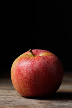 Siyah arkaplan ve metin için boşluk ile dikey kırmızı elma