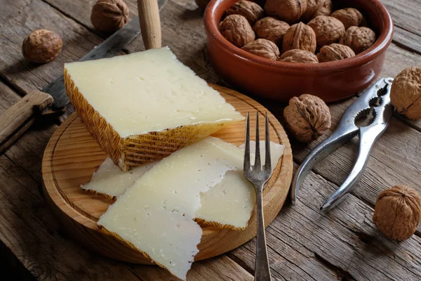 İspanyol manchego peyniri ve fındık kırsal ahşap masada.