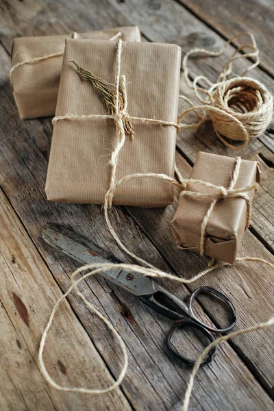 Geschenkpakete Mit Kraftpapier Umwickelt Und Mit Seil Auf Rustikalem Holztisch — Stockfoto