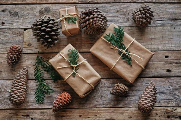 Paquetes Regalo Envueltos Con Papel Kraft Atado Con Una Cuerda — Foto de Stock