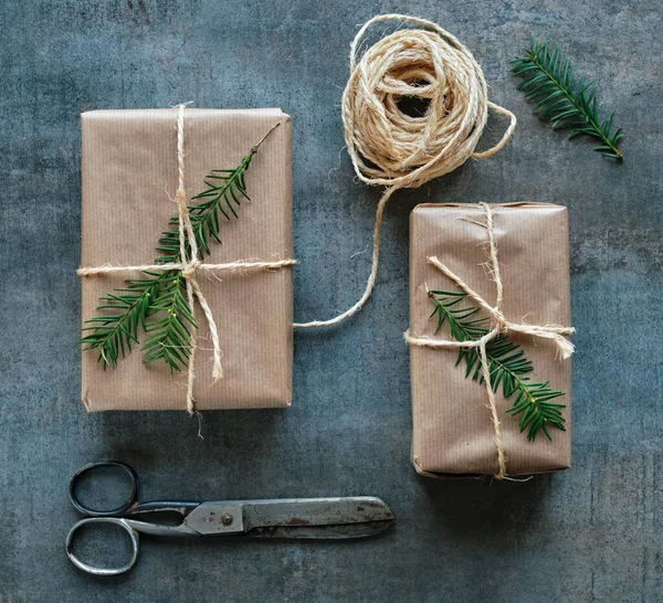 Paquetes Regalo Envueltos Con Papel Kraft Tijeras Cerámica Rústica — Foto de Stock