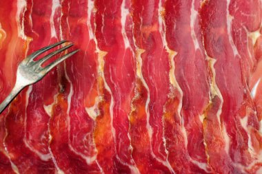 Jambon ve çatal dilimleri.