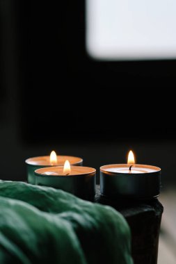 Rahatlatıcı bir ortamda üç mum yakın plan.
