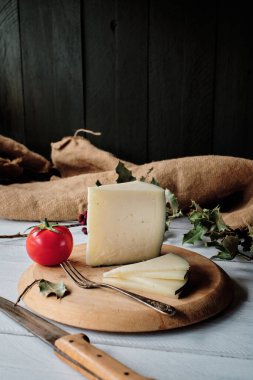 Bıçak ve çatalla pişirilmiş koyun ve domates peyniri.