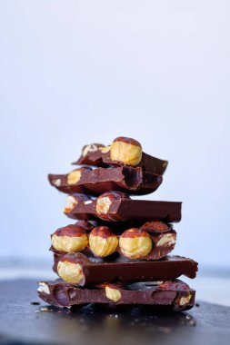 Fındıklı çikolata parçacıkları.