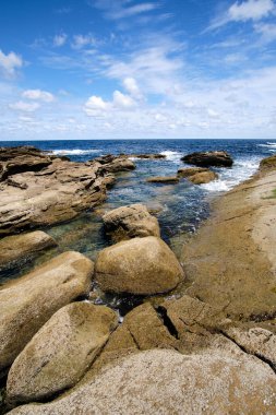 Jaizkibel dağının kıyısında, Bask ülkesinde doğal havuzlar..