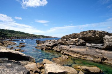 Jaizkibel dağının kıyısında, Bask ülkesinde doğal havuzlar..