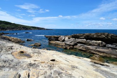 Jaizkibel dağının kıyısında, Bask ülkesinde doğal havuzlar..