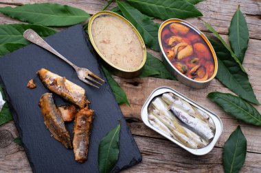 Masada farklı yiyecekler olan teneke kutuları aç