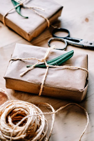 Hausgemachte Geschenkpakete Kraftpapier Gewickelt — Stockfoto