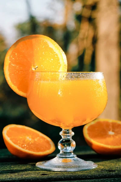 Крупный План Апельсинового Сока Стеклянной Чашке Деревенском Столе Парке — стоковое фото