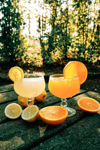 Апельсиновые Лимонные Соки Стеклянной Чашке Деревенском Столе Парке — стоковое фото