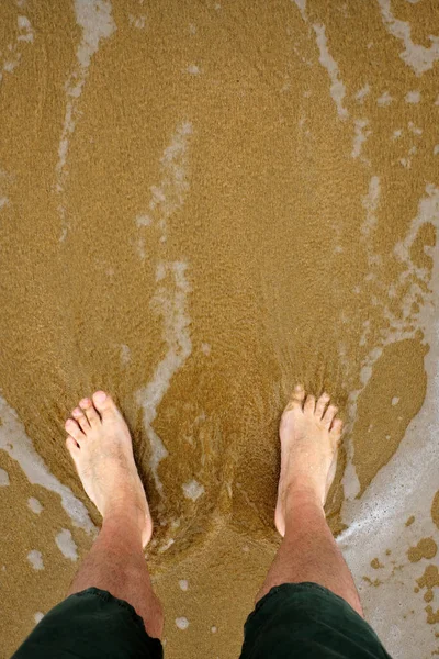 Pés Descalços Costa Praia Depois Que Uma Onda Passa — Fotografia de Stock