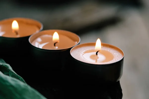 Rahatlatıcı bir ortamda üç mum yakın plan.